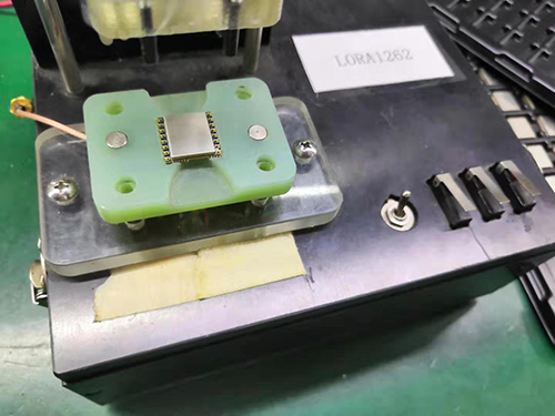 將LoRa1262無線模塊按正確方向放入產(chǎn)品功能測(cè)試架的夾具中