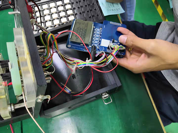 將產(chǎn)品功能測(cè)試架中的DEMO板和測(cè)試的LoRa1262無線模塊的DEMO板頻率等參數(shù)設(shè)成一致